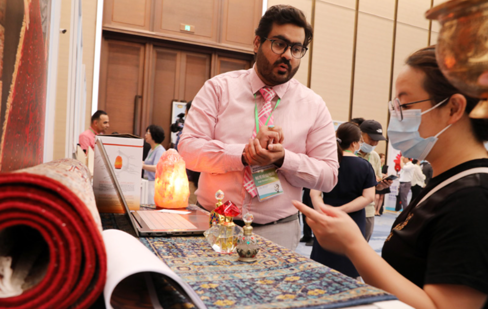 參加第四屆進(jìn)博會(huì )上海招商路演暨消費品展區展前供需對接會(huì )的一名參展企業(yè)工作人員